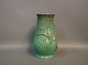 Vase med i mintgrøn glasur, med motiv af fugl i et træ.
5000m2 udstilling.