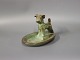 Lille keramik fad med hundefigur i brune og grønne farver af Michael Andersen & 
Søn.
5000m2 udstilling.