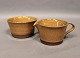 Flødekande og skål i keramik med brun glasur af Viggo Kyhn.
5000m2 udstilling.