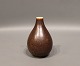 Keramik vase i mørkebrun glasur, nr.: 37 af Saxbo.
5000m2 udstilling.