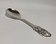 Beautiful unique serving spoon with decoration and in hallmarked silver.
5000m2 showroom.