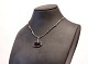 Leddelt halskæde af sterling sølv med vedhæng af Onyx sten, stemplet AKZ.
5000m2 udstilling.