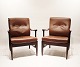 Et sæt lænestole af poleret træ og mørkebrunt læder, dansk design fra 1960erne.
5000m2 udstilling.