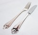 Middagsgaffel og middagskniv i H.C. Andersen mønster, tretårnet sølv.
5000m2 udstilling.
