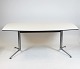 Spisebord med hvid laminat og stål ben af Charles og Ray Eames.
5000m2 udstilling.
