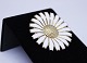 Daisy brooch of gilded 925 sterling silver and white enamel by Georg Jensen.
5000m2 showroom.