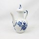 Coffee jug, no.: 1794, in Blue Flower by Royal Copenhagen.
5000m2 showroom.
