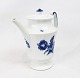Coffee jug, no.: 8502, in Blue Flower by Royal Copenhagen.
5000m2 showroom.