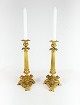 Et sæt franske lyre forgyldte bronze lysestager fra 1820erne.
5000m2 udstilling.