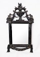 Rokoko spejl med sort malet træramme og udskæringer, i flot original stand fra 
1780erne.
5000m2 udstilling.