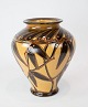 Keramik vase i brun glasur og mønster af Herman A. Kähler.
5000m2 udstilling.