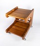 Smaller tray table or bar cart in teak of danish design from the 1960s.
5000m2 showroom.
