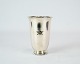 Vase decorated with a horse shoe and of hallmarked silver.
5000m2  showroom.