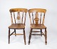 A pair of english Windsor chairs of oak, in great antique condition from the 
1860s. 
5000m2 showroom.
