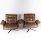 Sæt af hvilestole polstret med brunt læder og stel i metal af dansk design fra 
1970erne. 
5000m2 udstilling.
