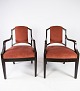 Sæt af to armstole i mørkt træ og polstret med rødt velour stof, i flot brugt 
stand fra 1960erne. 
5000m2 udstilling.