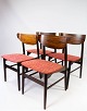 Sæt af fire spisestuestole I palisander polstret med rødt stof, af dansk design 
fra 1960erne. 
5000m2 udstilling.