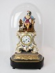 French table clock with glass dome and decorated with figure of porcelain from 
1860.  
5000m2 showroom.
