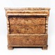 Late Empire chest of drawers of birch wood from around the 1840s.
5000m2 showroom.
