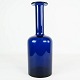 Vase i mørkeblåt glas designet af Otto Bauer for Holmegaard.
5000m2 udstilling.
Flot stand
26.5 x 9 cm
