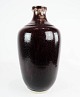 Ceramic vase with bordeaux glase by the artist Henning Nilsson for Häganäs in 
1987.
5000m2 showroom.