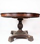 Antique round dining table in mahogany from the 1840s.
5000m2 showroom.