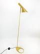 Gul gulvlampe designet af Arne Jacobsen og fremstillet af Louis Poulsen. 
5000m2 udstilling.