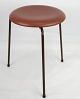 Arne Jacobsen Dot stool / stool with leather and brown painted frame from around 
the 1960s. 5000m2 exhibition
Great condition
