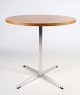 Small dining table / side table, oak, designed by Arne Jacobsen, 1991Great condition