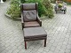 Øreklap stol med skammel i brunt læder fin stand ,Dansk design 5000 m2 
udstilling