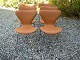 Arne Jacobsen 7 er  model 3107 in Cognac colour leather very good condition 
5000 m2 showroom