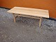 Table in oak in very good condition 
Designed by Hans Wegner
5000 m2 showrroom