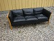 Couch for 3 person in black leatherfrom 1970 in very good condition 
Danish design  
